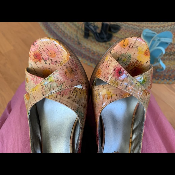 Kelly & Katie size 7M heels. 4” heels. Adjustable strap. Floral/ tan background - Picture 4 of 9